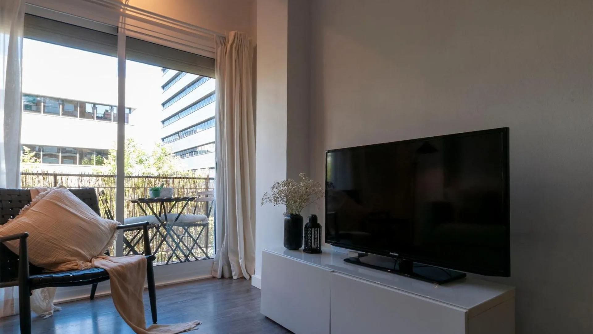 Opening Doors Poblenou Beach Barcelona Spanje